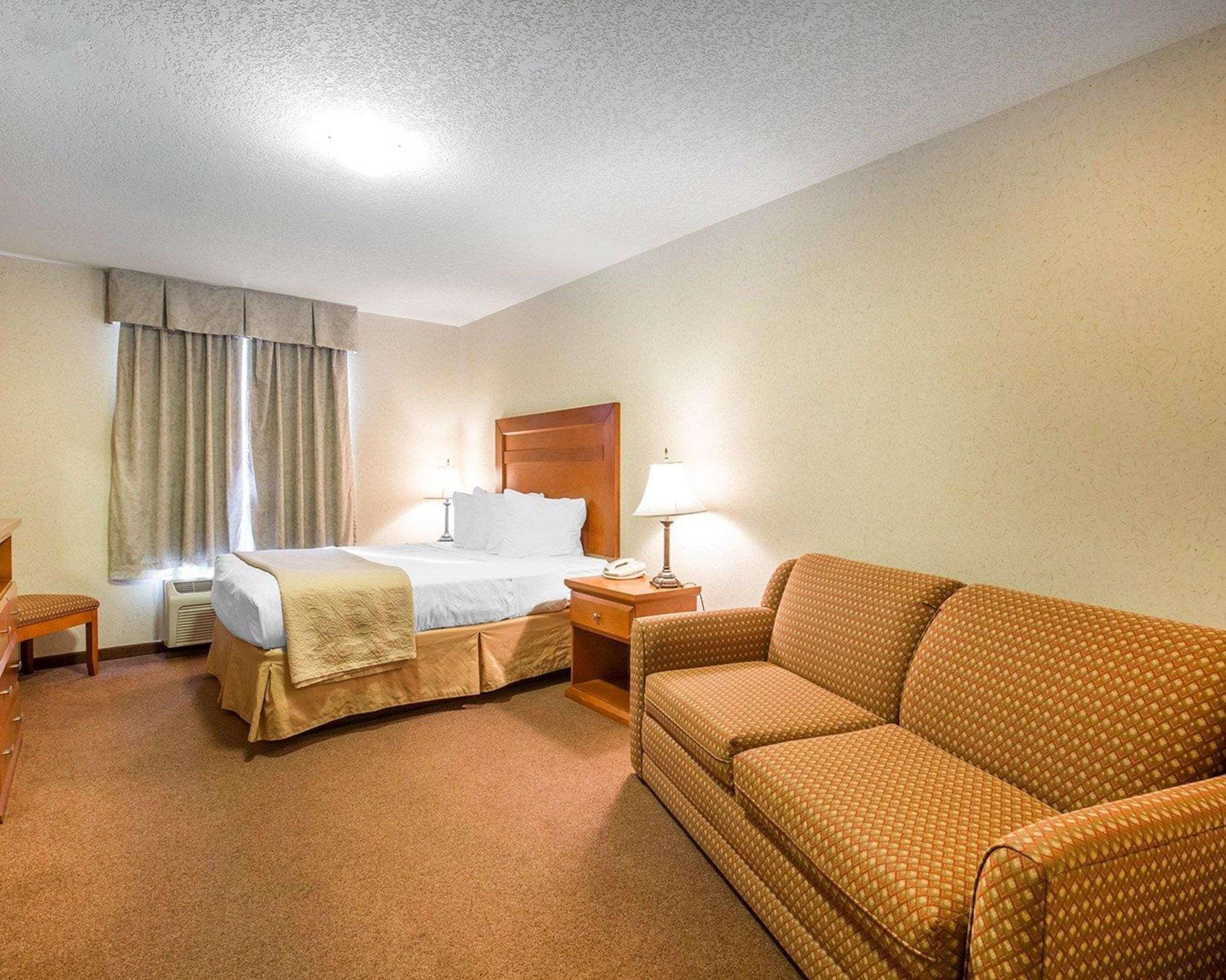 Quality Inn & Suites Lethbridge Bagian luar foto