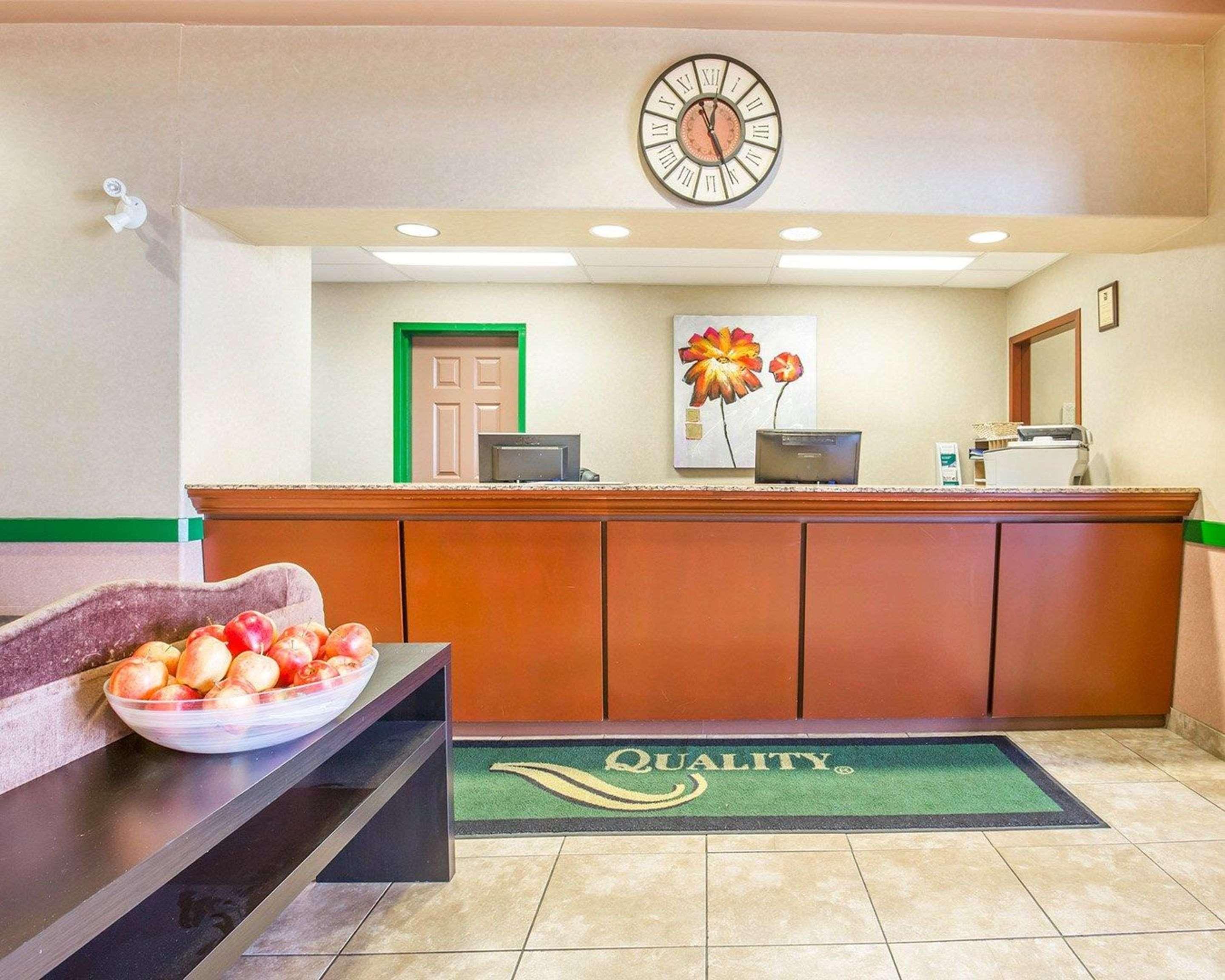 Quality Inn & Suites Lethbridge Bagian luar foto