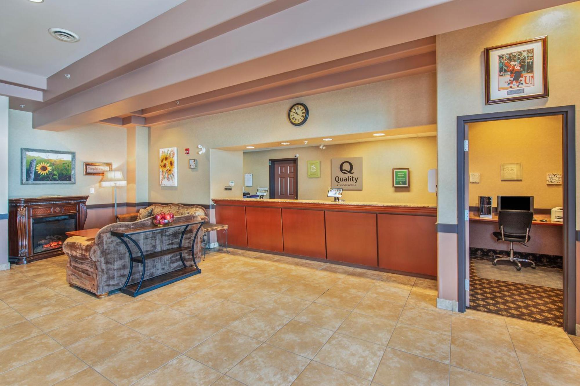 Quality Inn & Suites Lethbridge Bagian luar foto