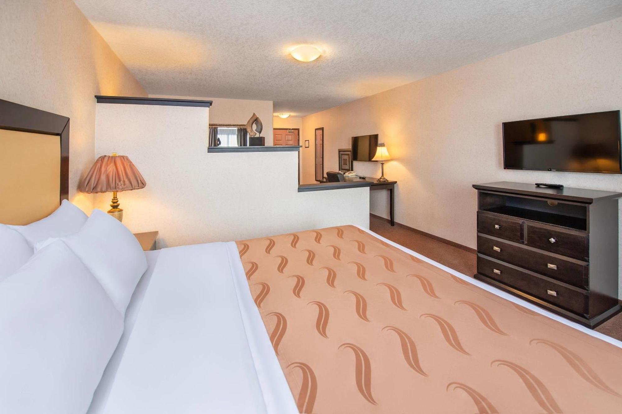 Quality Inn & Suites Lethbridge Bagian luar foto