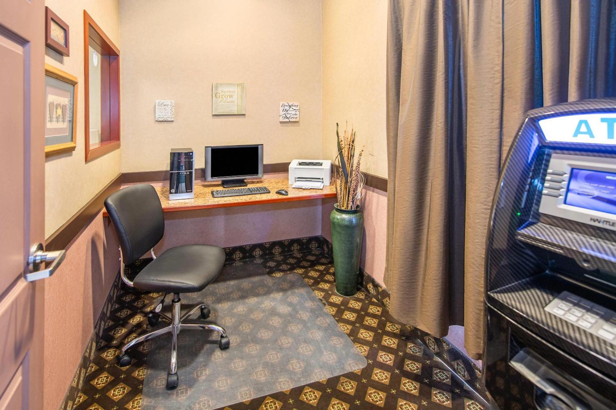 Quality Inn & Suites Lethbridge Bagian luar foto