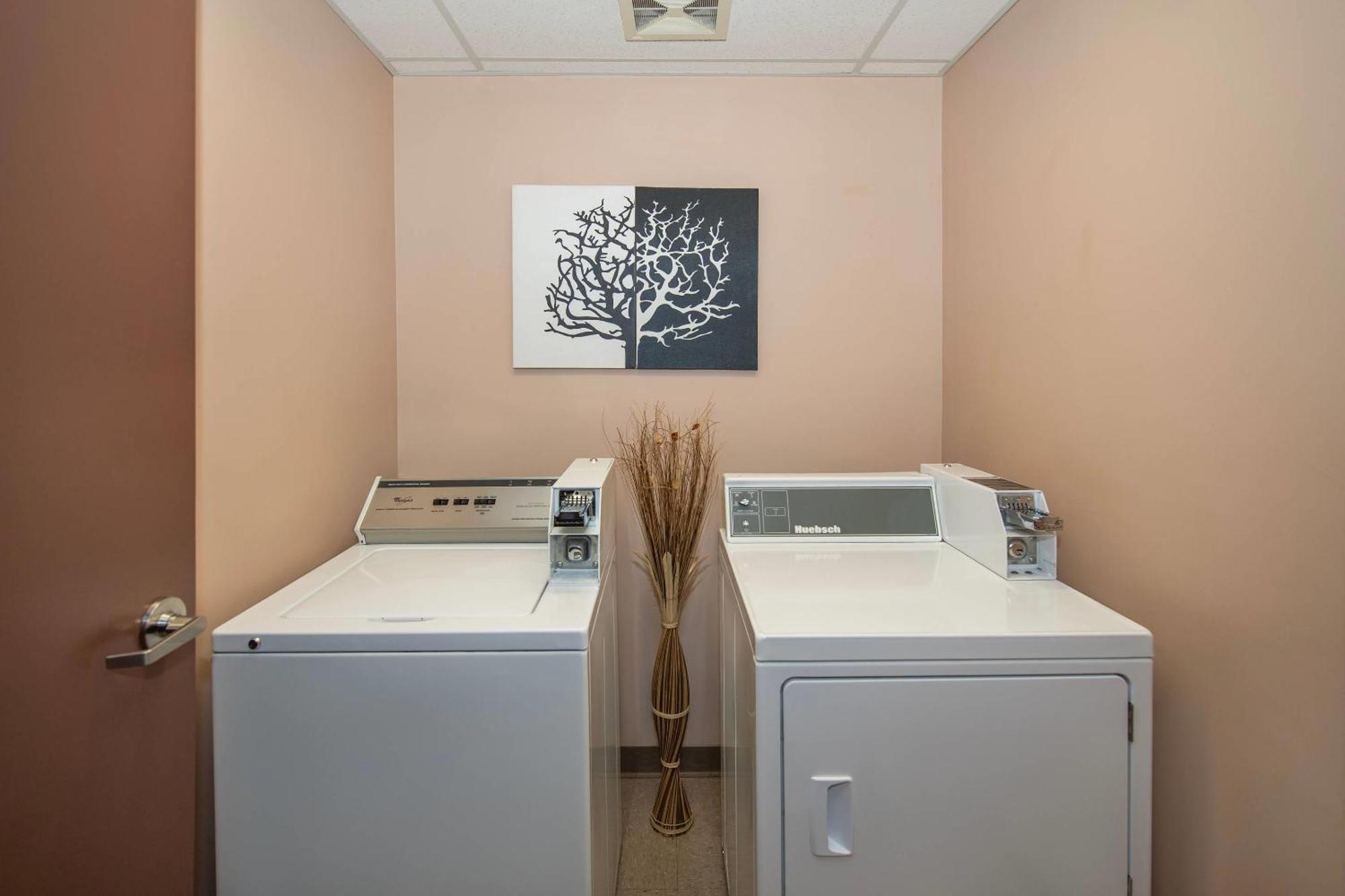 Quality Inn & Suites Lethbridge Bagian luar foto