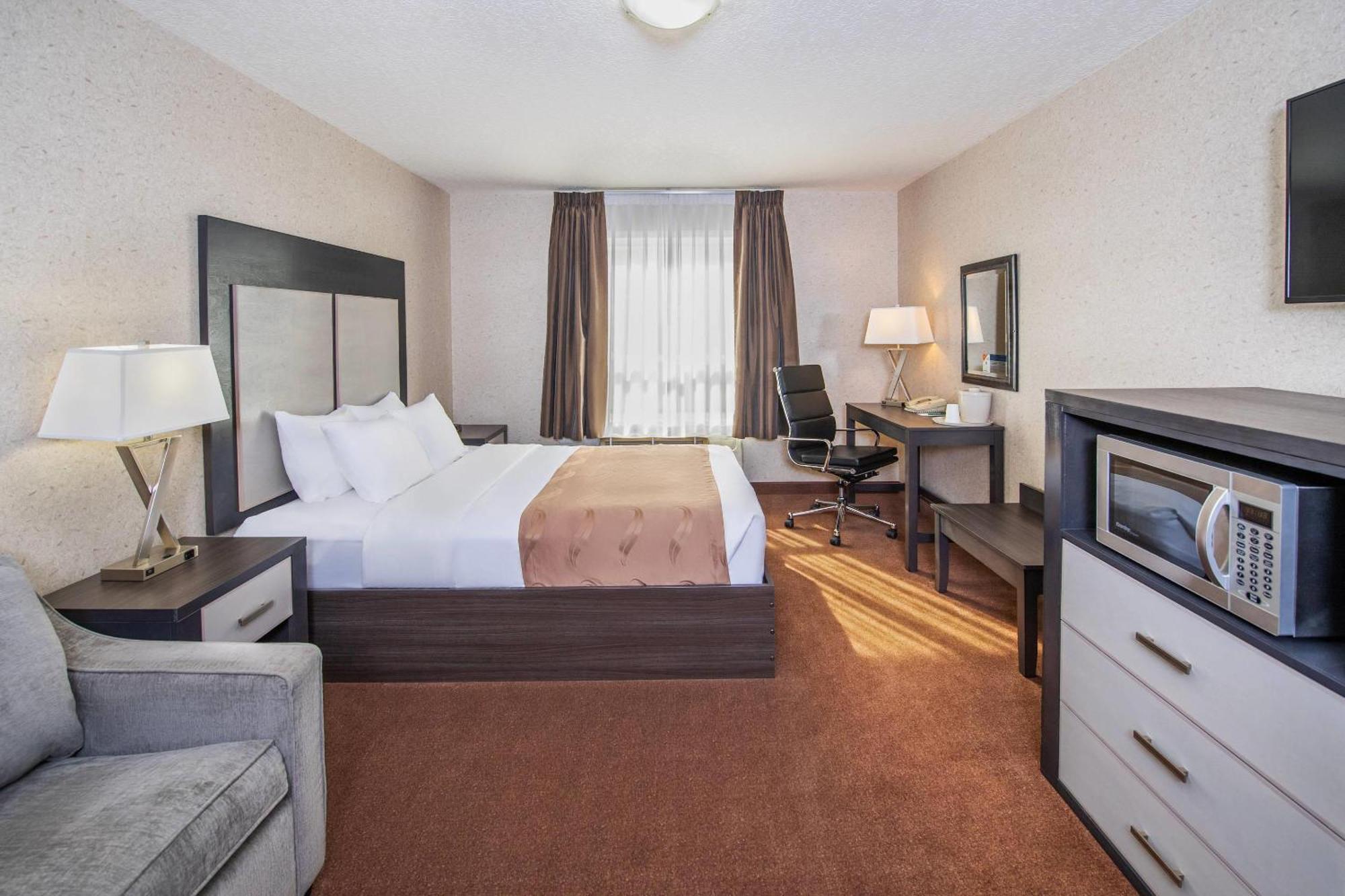 Quality Inn & Suites Lethbridge Bagian luar foto