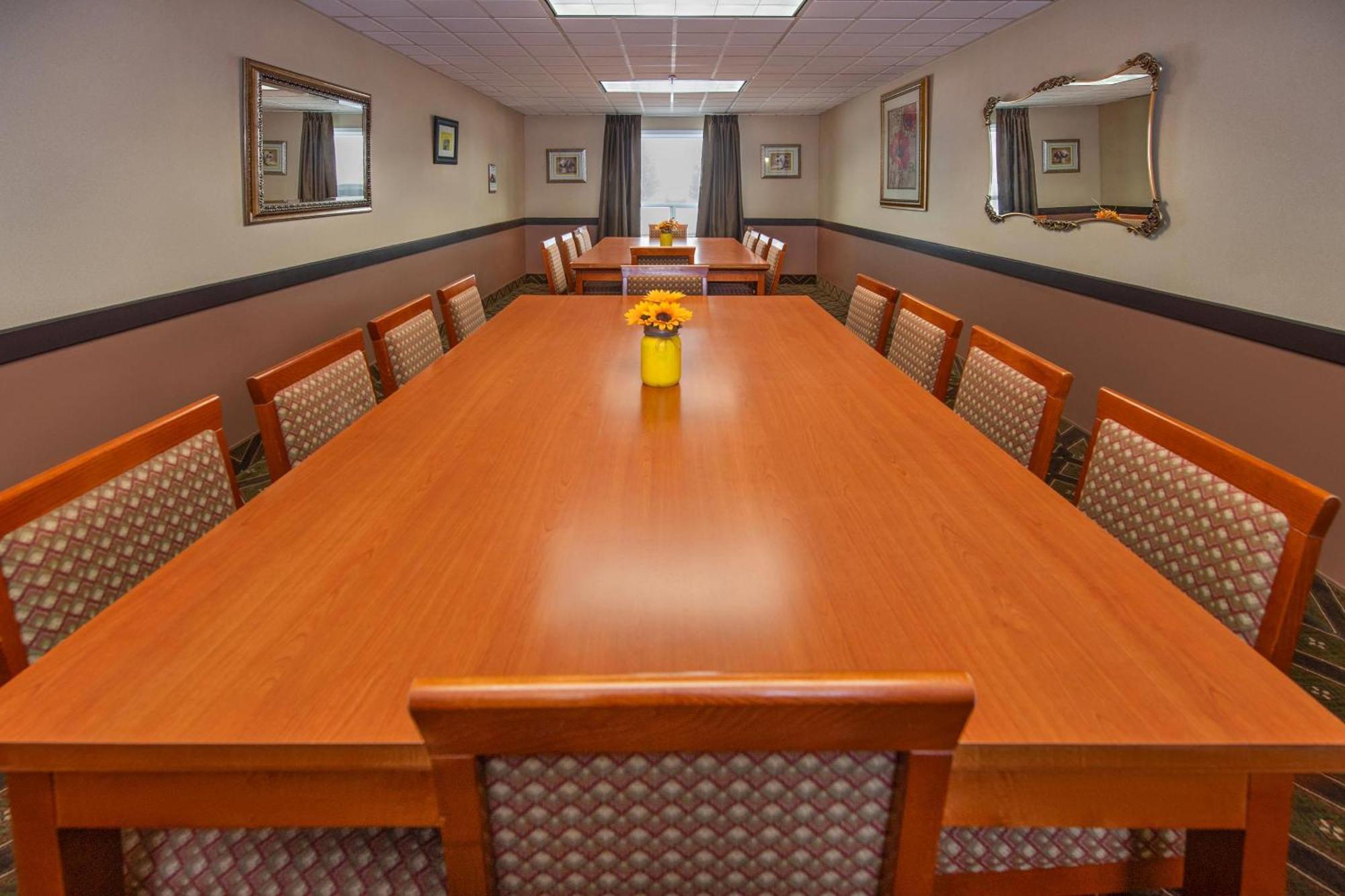 Quality Inn & Suites Lethbridge Bagian luar foto