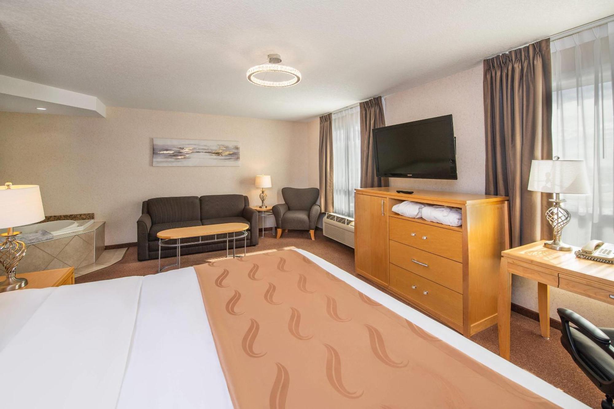Quality Inn & Suites Lethbridge Bagian luar foto