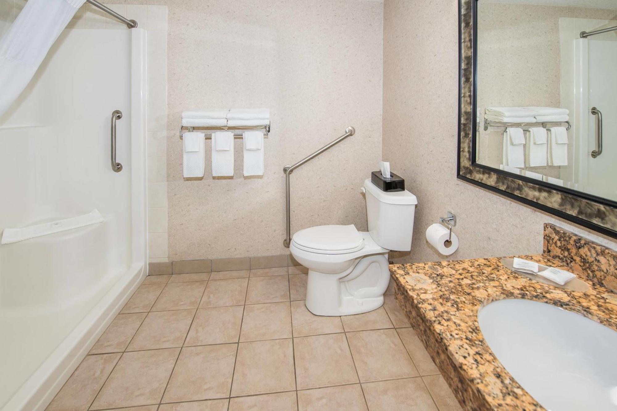 Quality Inn & Suites Lethbridge Bagian luar foto