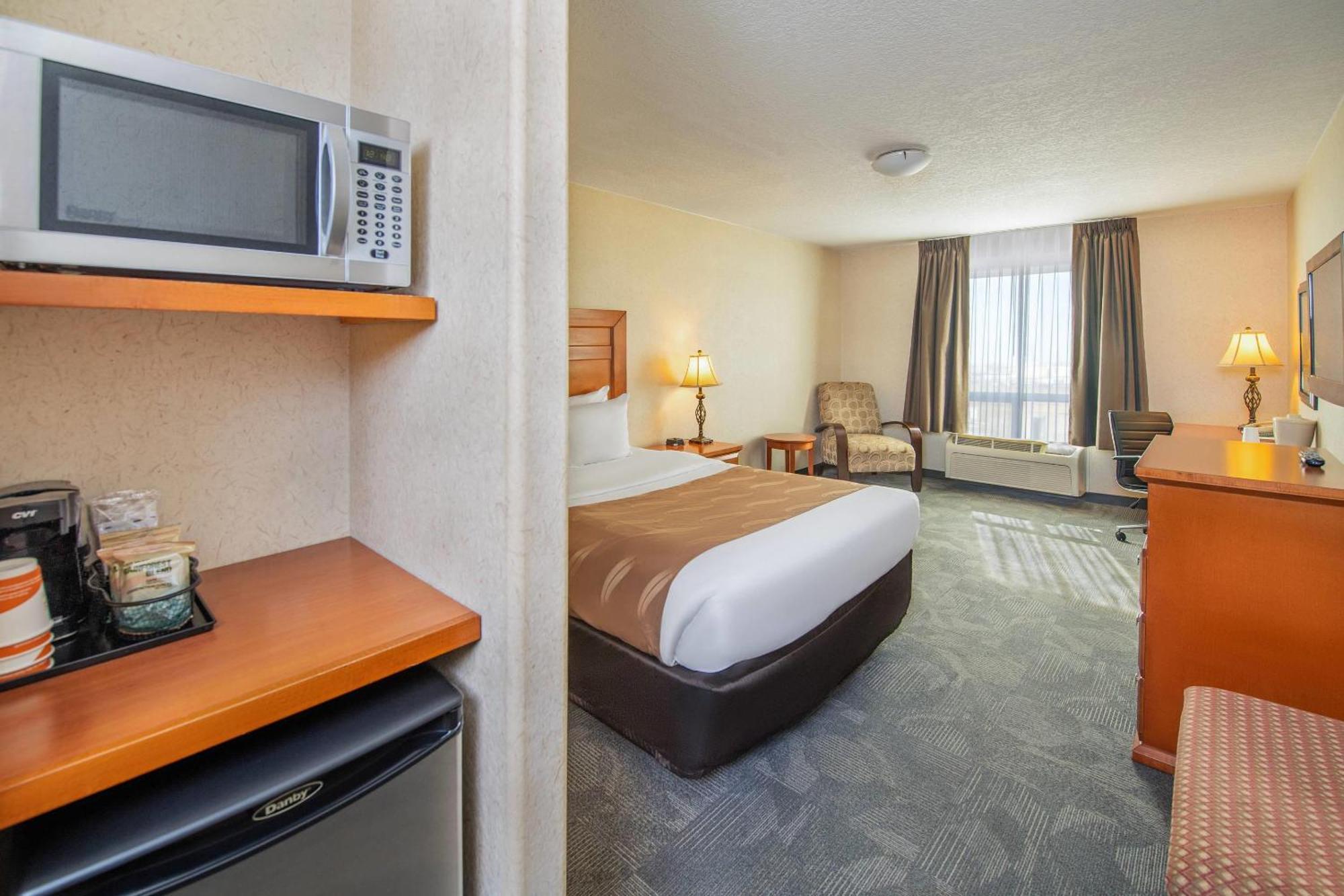 Quality Inn & Suites Lethbridge Bagian luar foto