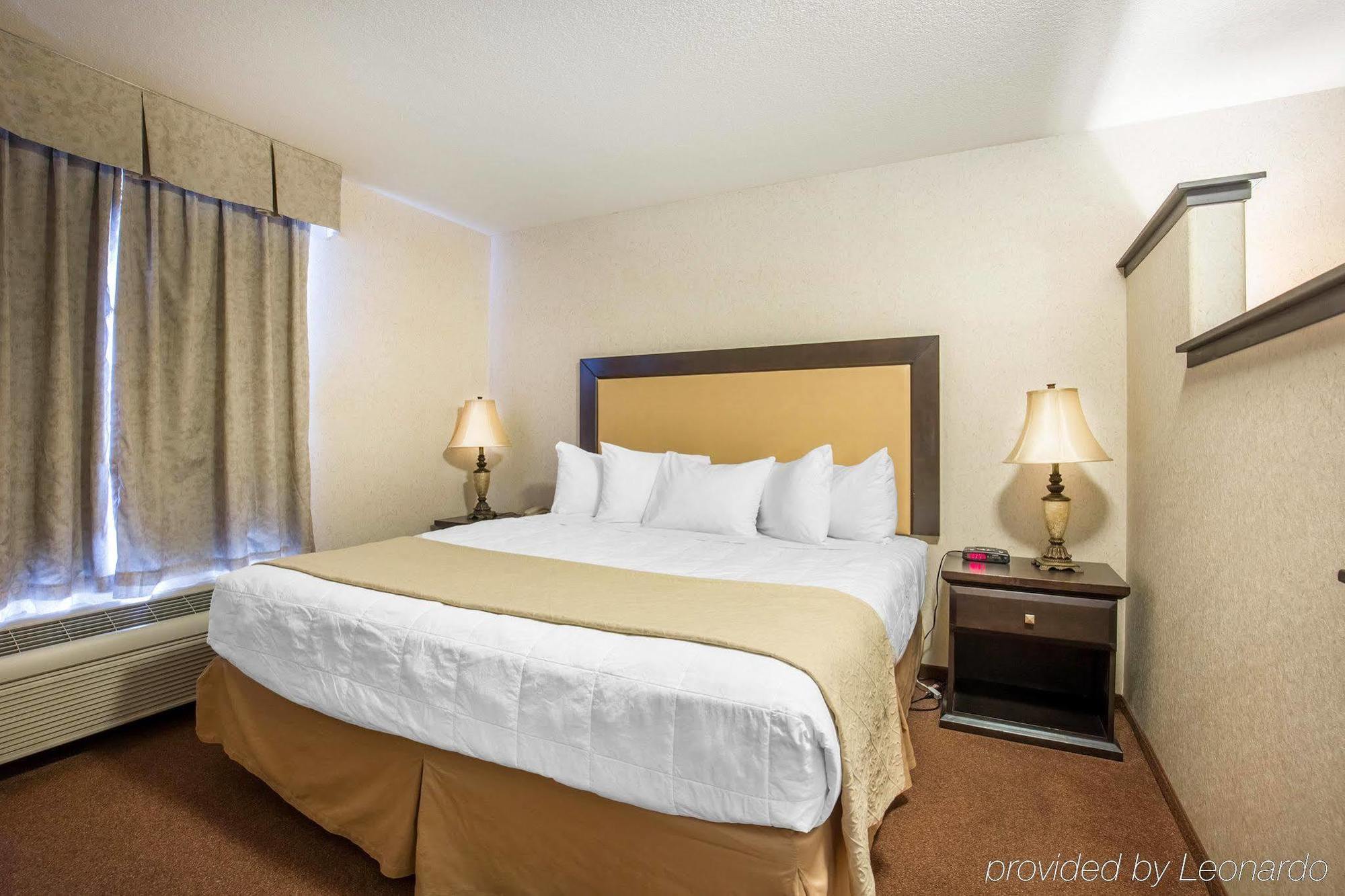 Quality Inn & Suites Lethbridge Bagian luar foto